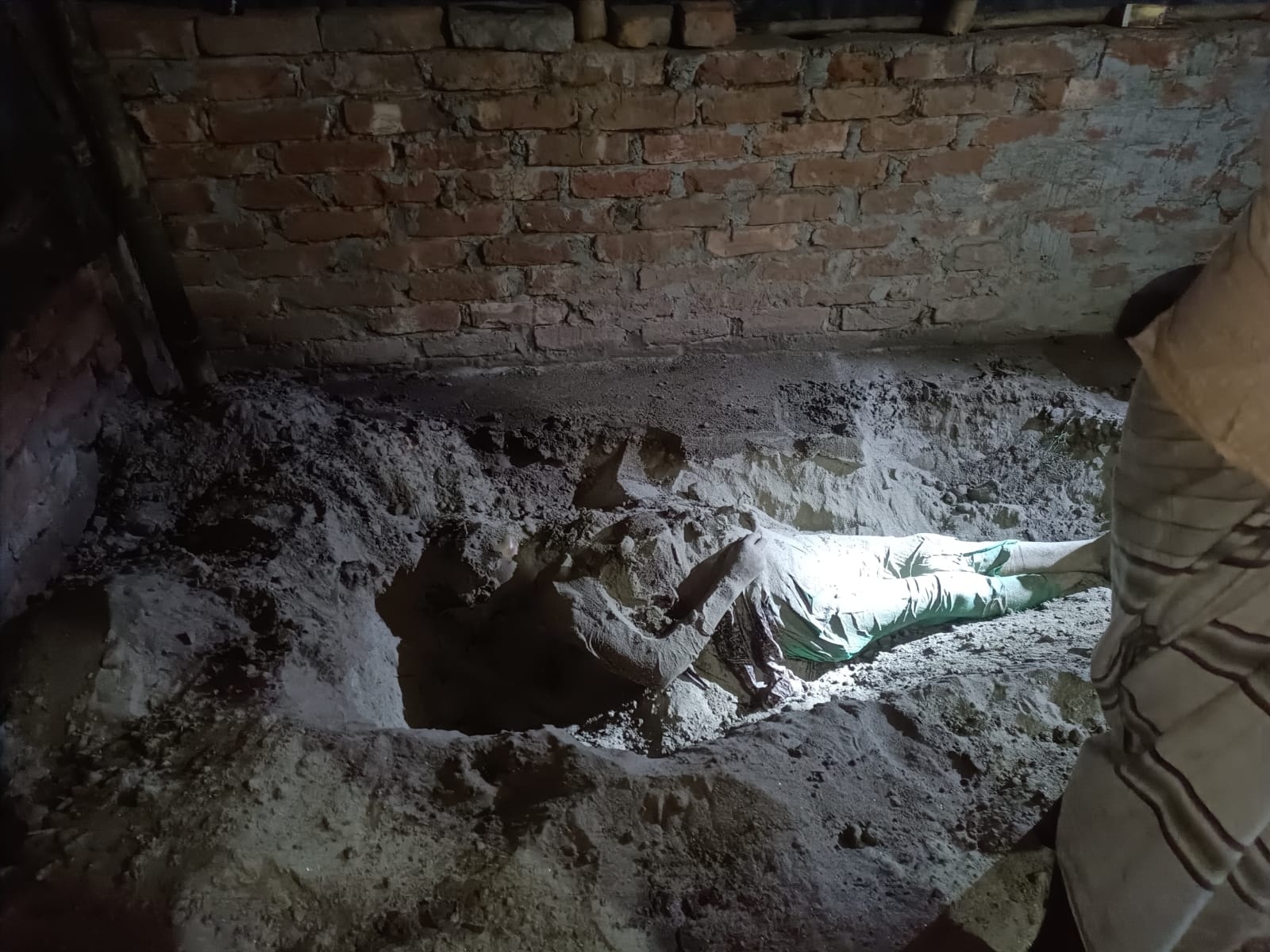 ঘরের মাটির নিচে মিলল মায়ের লাশ, পলাতক ছেলে